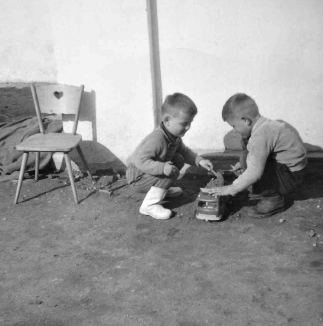 Alexander Seper spielt mit seinem Cousin Jürgen (aus der Schweiz) - Johann Straußgasse 42