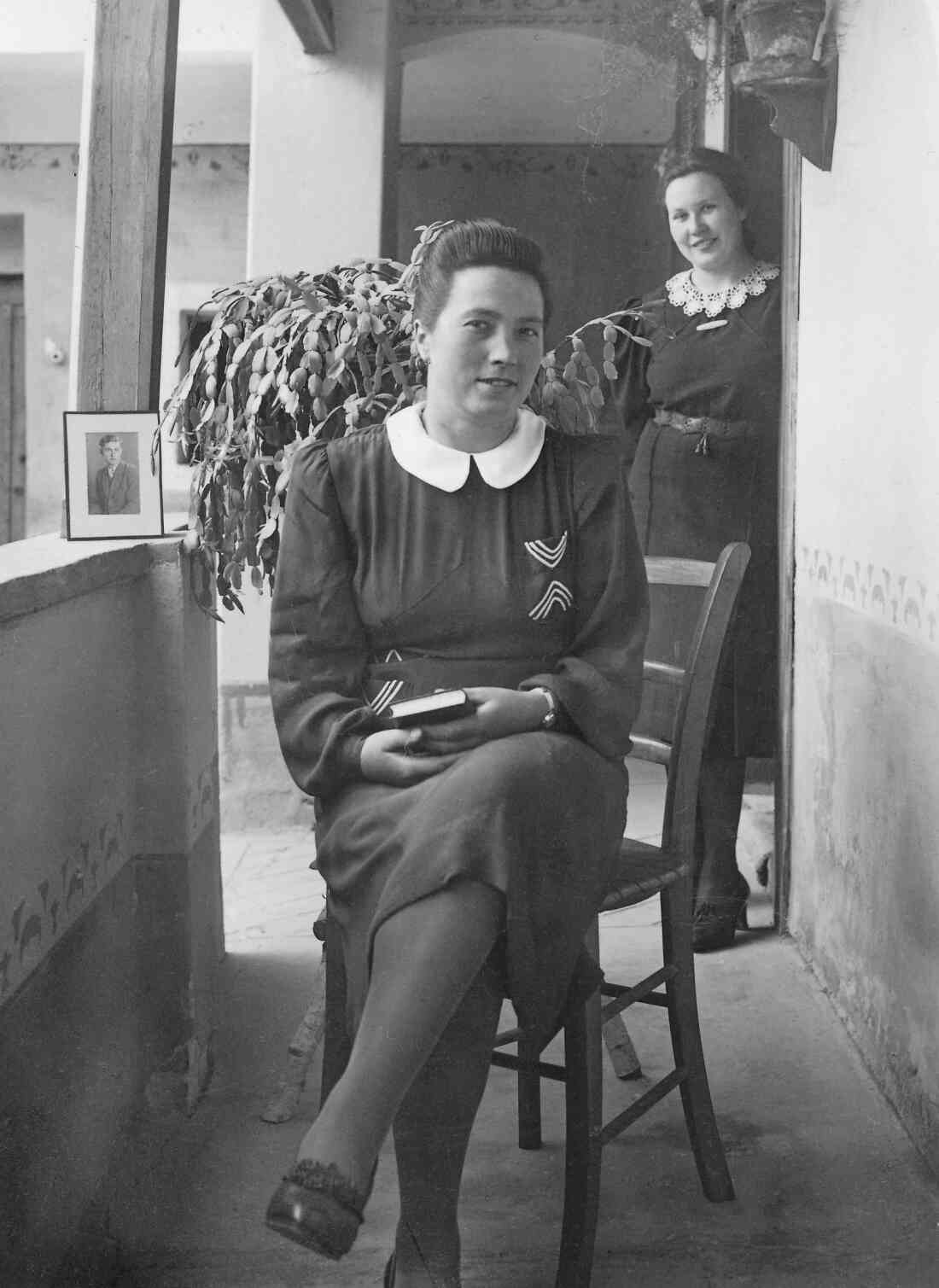 Beste Freundinnen: Elisabeth Kajtar (verh. Heigl "Bözsi" - Hebamme, *1917/+1989) und  im Hintergrund Maria Zambo (verh. Benkö, *1923/+2006) im Haus Sterngasse 7 - Portrait