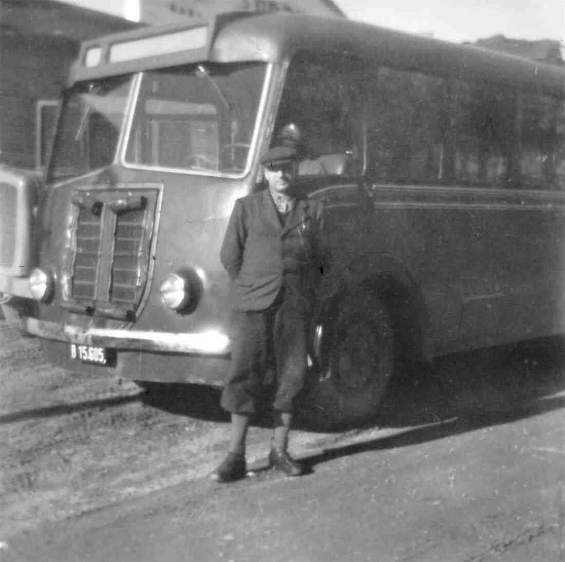 Chauffeur Johann Ruzsa mit seinem Bus vor der Südburggarage (Schlainingerstraße 7)
