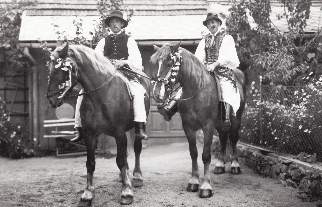 Volksfestes zu Gunsten des Kriegerdenkmals: zwei Reiter der festlichen Reitergruppe auf ihren Pferden