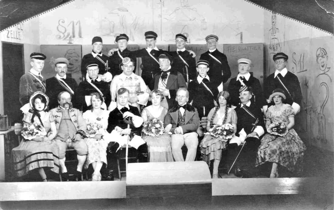 Theatergruppe (wahrscheinlich) des örtlichen Männergesangvereins im Parkkino