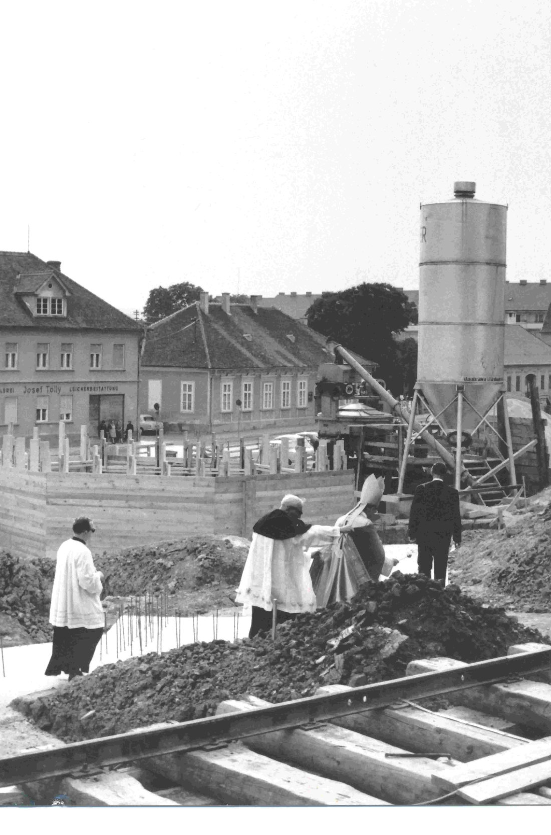 Röm. kath. Pfarre: Segnung der Fundamente der Osterkirche - Dirnbeck/Kugler/Lazslo/Tölly