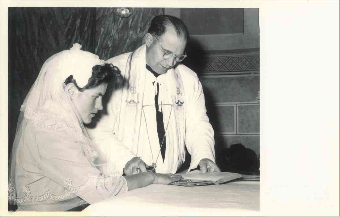 Röm. kath. Pfarre: Hochzeit Josef Krutzler (*1933) und Gisela Ritter (*1936) - die Braut mit Pfarrer Matthias Heintz beim Ablegen des Ehegelübtes