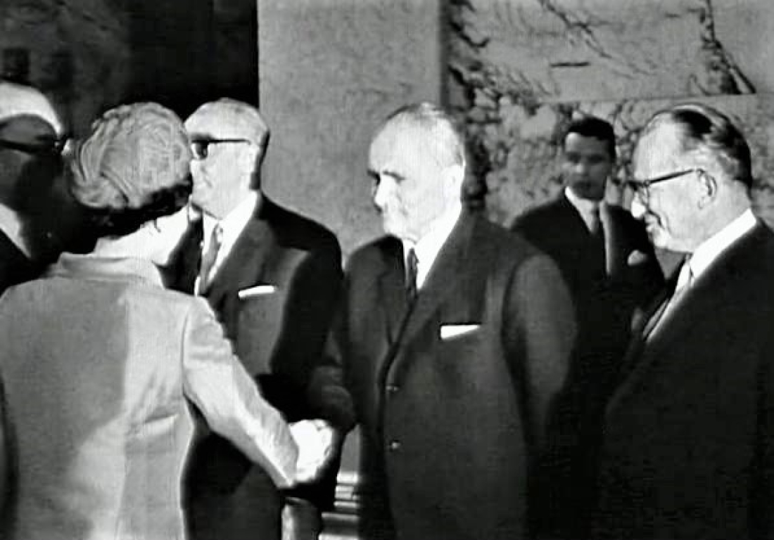 BR Ing. Thomas Wagner (*1904 / +1993) bei der Begrüßung von Queen Elisabeth II. im Parlament in Wien