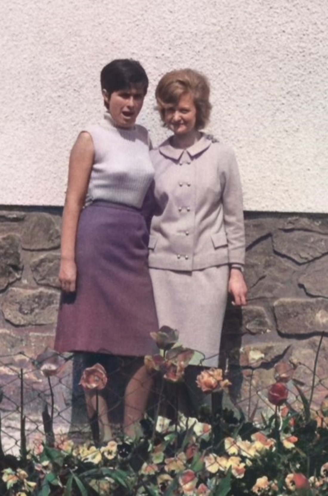Gerti Oswald mit ihrer Freundin Maria Adorjan