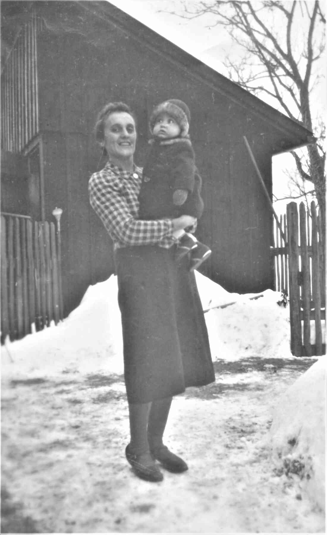 Mutter Zsofia und Sohn Ernst Szabo (Bahnwärterhaus, heute ca. Molkereistraße 10)