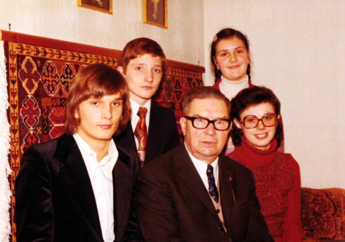 Alois Langer (*1906/+1993) anlässlich seines 70. Geburtstags mit seinen Langer- und Miertl-Enkeln
