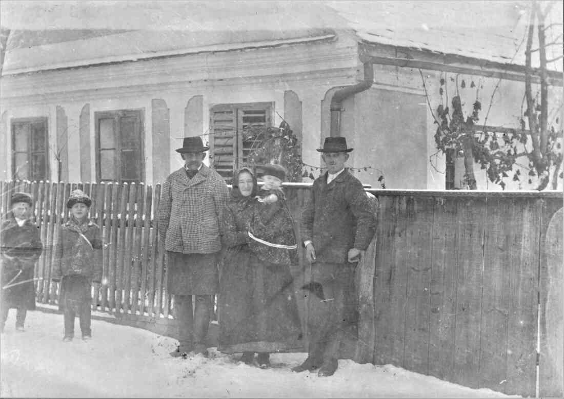 Fam. Fülöp vor dem Haus Dornburggasse 7 (früher Oberwart Nr. 433)