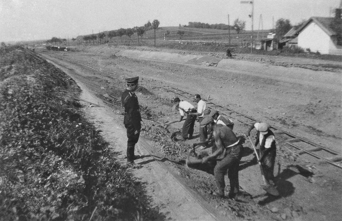 Straßenbau durch Roma-Zwangsarbeiter an der Betonstraße Richtung Pinkafeld unter Bewachung von örtlichen SA-Männern