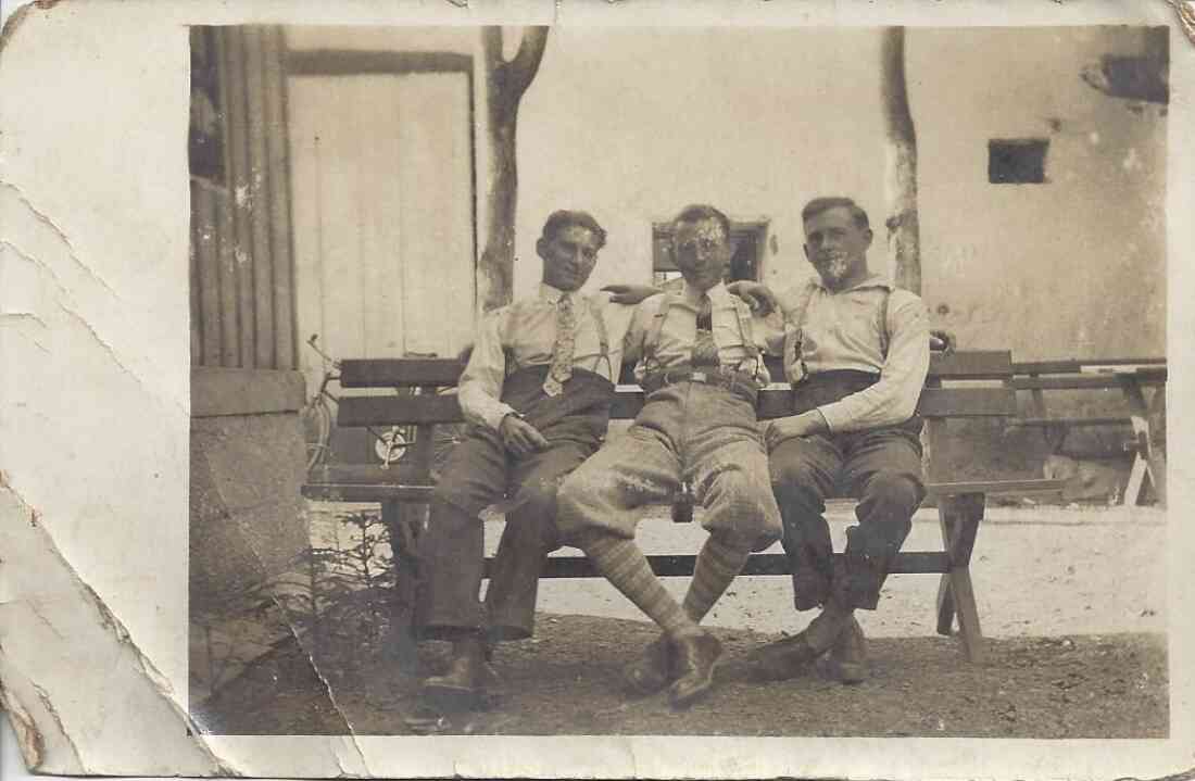 Julius Zambo mit Freunden