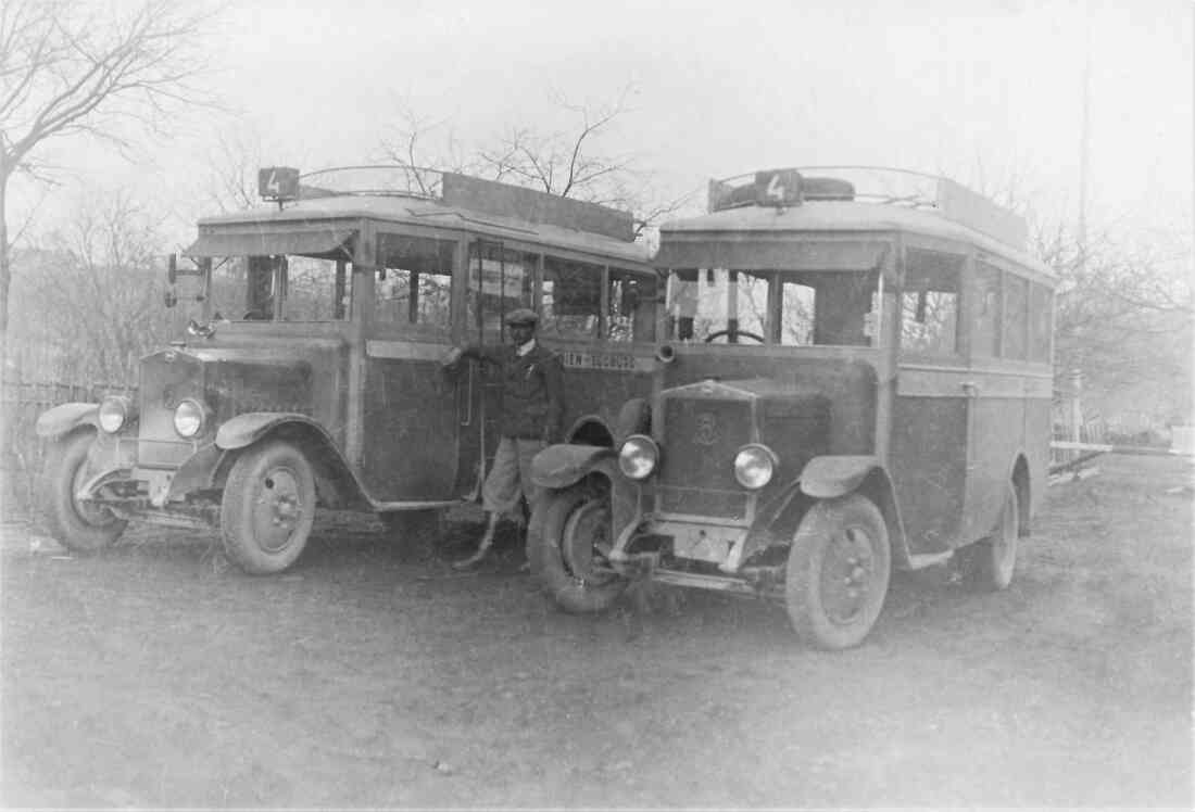 Südburgchauffeuer Johann Ruzsa mit zwei Wagen der Linie 4