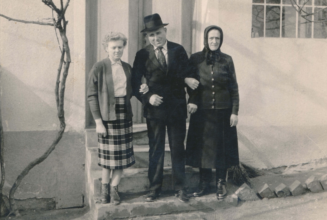 Das Ehepaar Rosalia und Stefan Pongratz mit Tochter Wilma - Am Telek 59