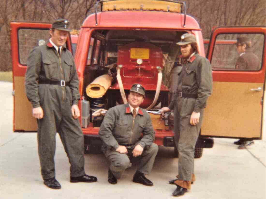 Feuerwehr: die FF-Männer L. Horvath, A. Riczinger und L. Horvath vor dem Ford Transit TSF