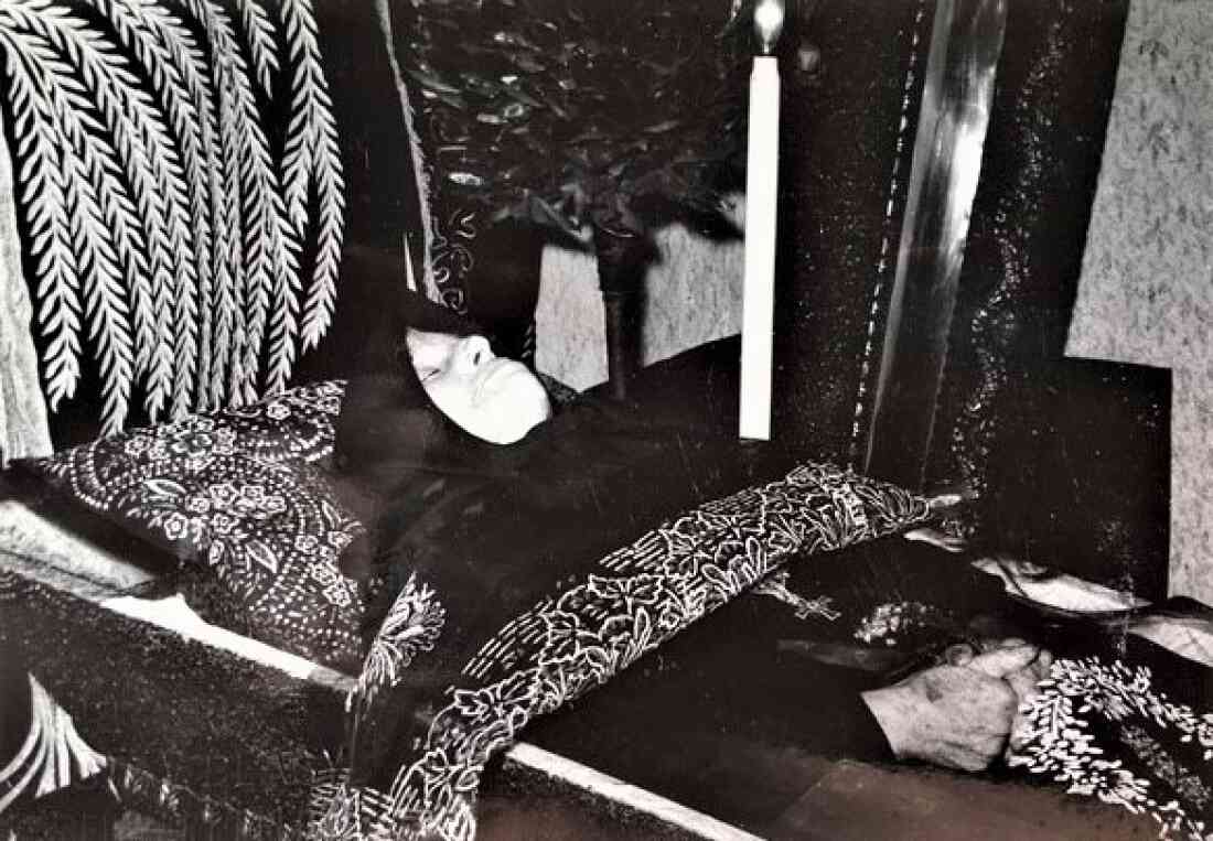 Vor dem Begräbnis: Hausufbahrung von Julia Faith (geb.Böcskör; *19.11.1876/+27.05.1956)