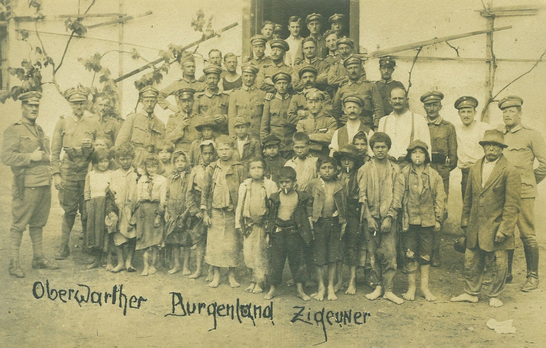 Romakinder mit Angehörigen des Gendarmerie-Kommandos-Oberwart (siehe auch Bild #6439)