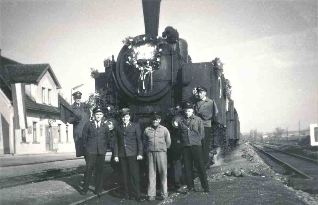 Bahnhof: Gruppenfoto mit der Dampflokomotive R 93 (Decker/Frantsits/Kuch)