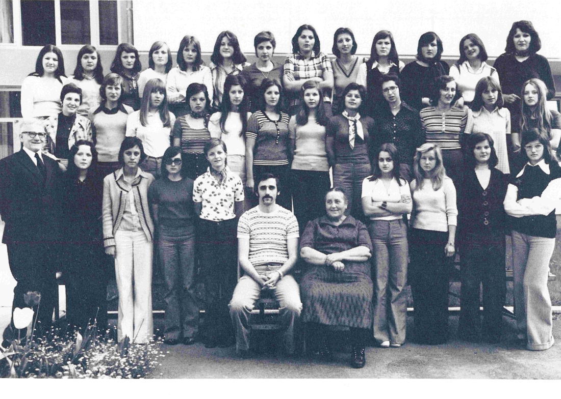 Evang. Pfarre AB: Internatsschülerinnen im Altenheim mit Pfarrer Böhm;