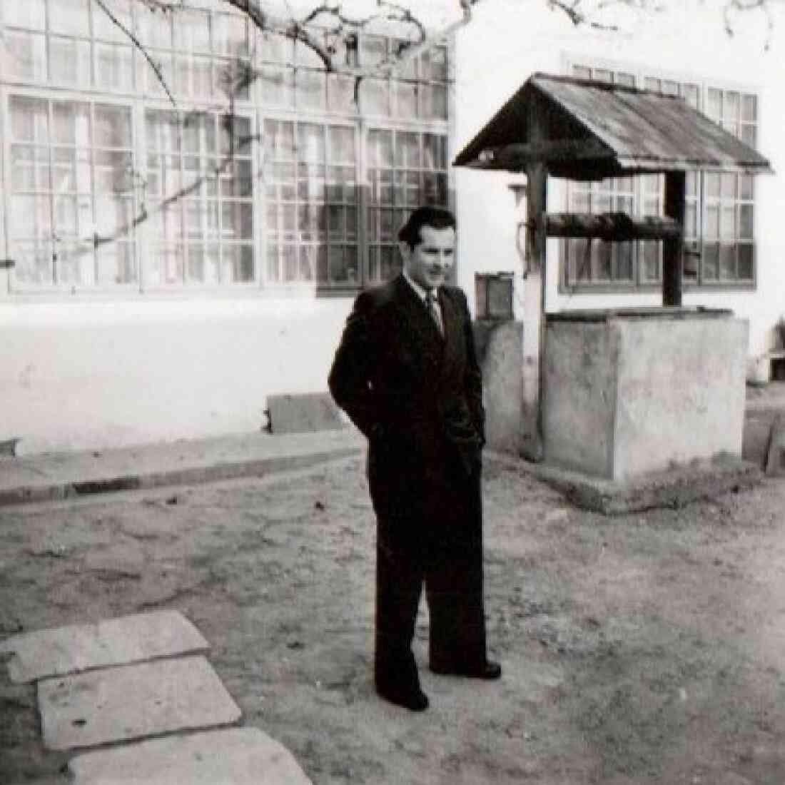 Stefan Miertl vor dem um 1935 gegrabenen Hausbrunnen - Steinamangerstraße 65