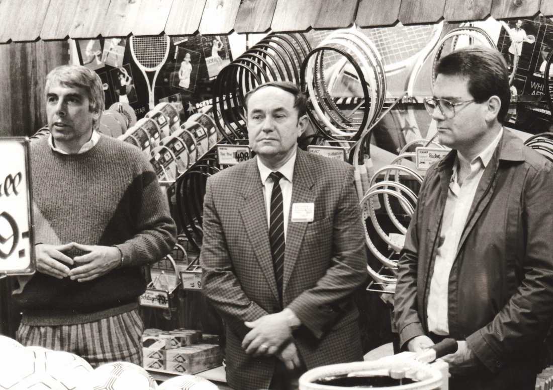 KGM/Konsum/COOP: Eröffnung der der Sportabteilung im Formgebäude (Wienerstraße 1) - Köstner/Fürst/Kuch