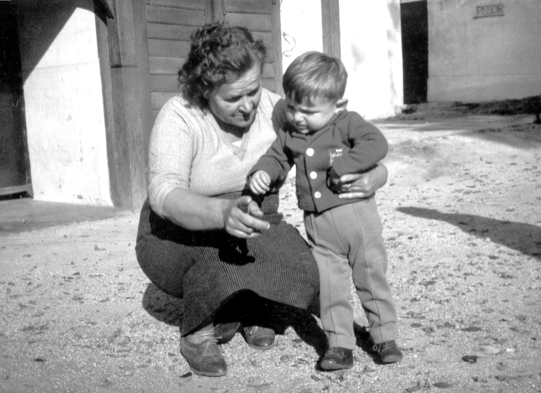 Oma Maria Unger (*1904/+1980) mit Enkelsohn Bertie
