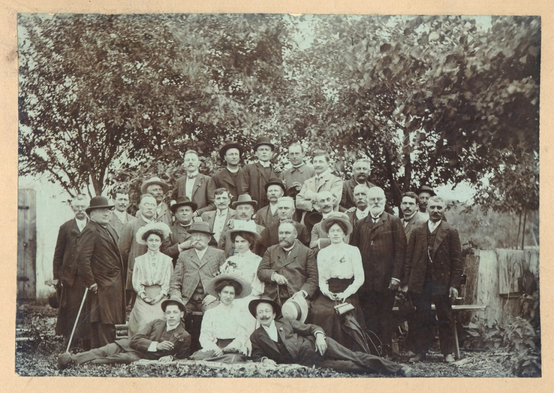 Röm. kath. Pfarre: Gruppenbild mit Lehrer Jozsef Luka (*1851/+1917)