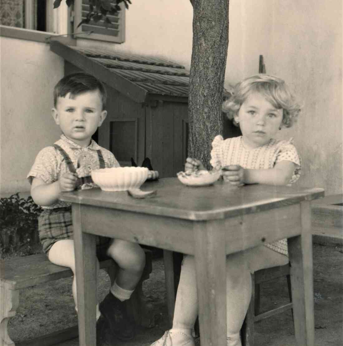 Martin Ochsenhofer und Eva Gamauf (verh. Preininger), Tochter des Cousins, im Hof des Hauses Wienerstraße 33