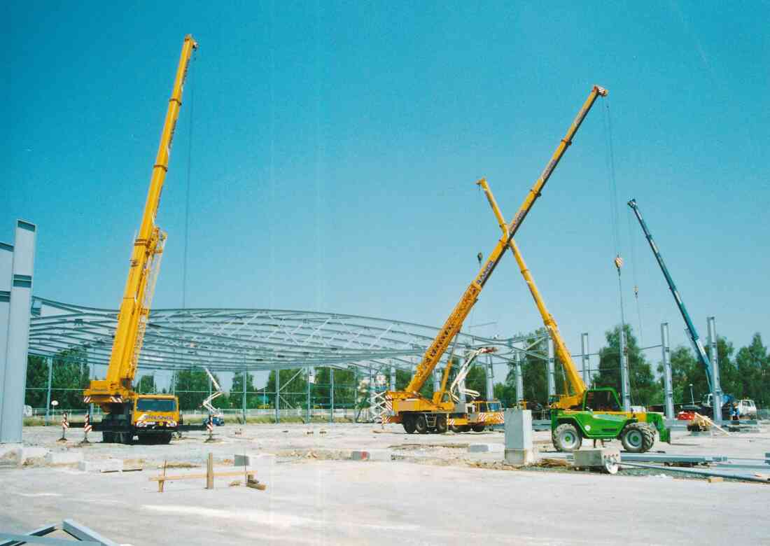 Errichtung der Messehalle im Bereich der Inform