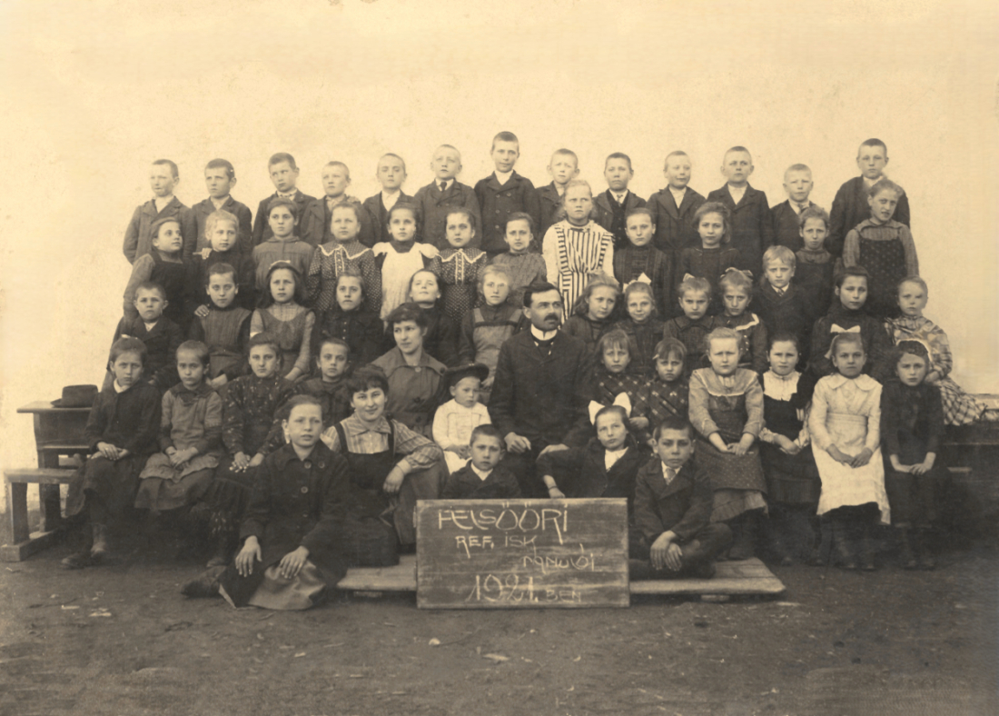 Klassen der reformierten Volksschule mit Lehrerin Ida Farsky (geb. Sütheö) und Lehrer bzw. Schulleiter Karl Vörösmarty - Benkö