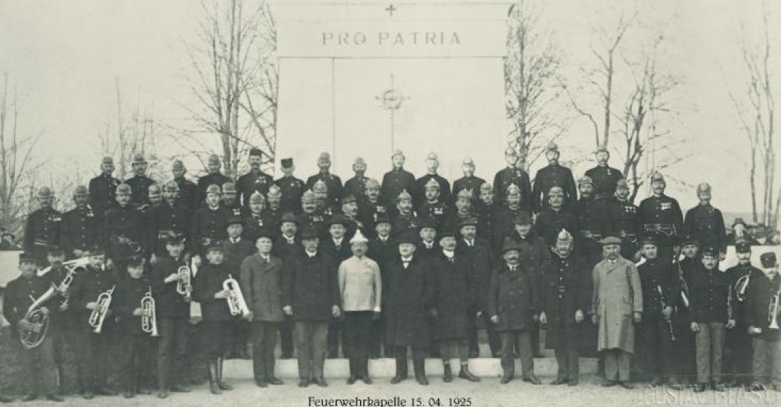 Freiwillige Feuerwehr - vor dem Kriegerdenkmal (Fuith/Feuerwehrkapelle)