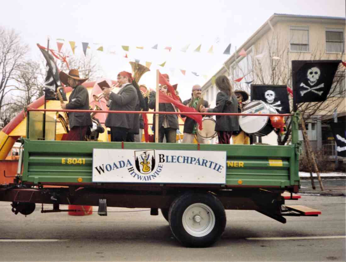 Fasching - IGFD: "Woada hintwahnige Blechpartie" - Die Piraten unterwegs mit dem Traktoranhänger
