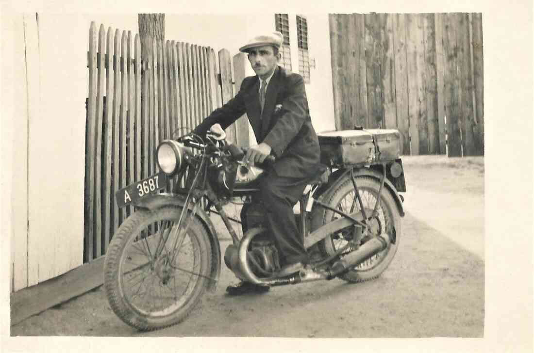 Alexander (Sandor) Topler (*1917/+1972) auf seinem Puchmotorrad 250 T (Dornburggasse 13) - Zu den Kraftfahrzeugkennzeichen