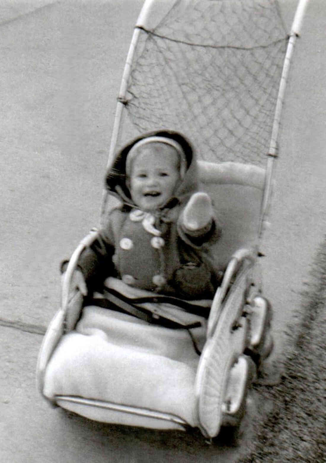Margarethe Miertl (*1961) gut gelaunt im Kinderwagen