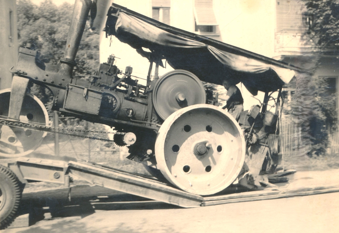 Bauamt - Straßenbaubezirksamt: Stefan Oswald auf "seiner" Dampfwalze