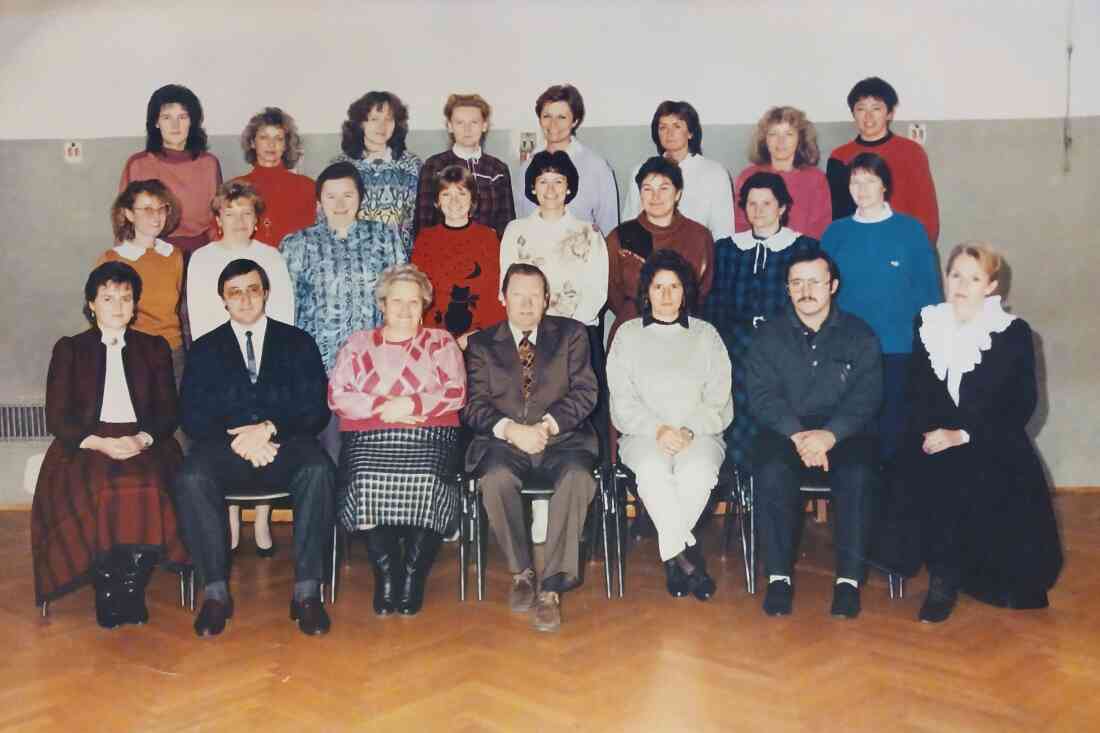 Lehrkörper der Volksschule und Dir. Karl Leirer im Schuljahr 1987/88