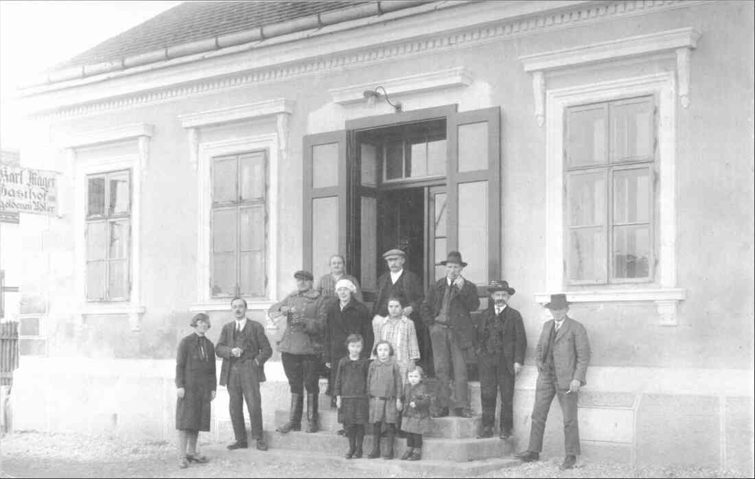 Personengruppe vor dem Gasthof Karl Mager "Zum goldenen Adler" (OW 190 / Wienerstraße  35) - später Gasthof Neubauer