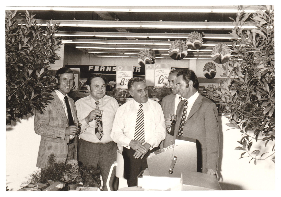 Eröffnungstag im neu errichteten COOP Markts der Konsumgenossenschaft (Wienerstraße 13): die Verantwortlichen der Konsumgenossenschaft stoßen auf das freudige Ereignis an - Reiter/Fürst/Koppelhuber/Brunnarius/Bauer