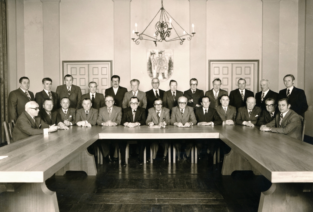 Stadtgemeinde: Bürgermeister Dir. Ferdinand Hatvagner und der Gemeinderat sowie - ganz links und rechts sitzend - die beiden OAR Gustav Stieber und Ludwig Fülöp